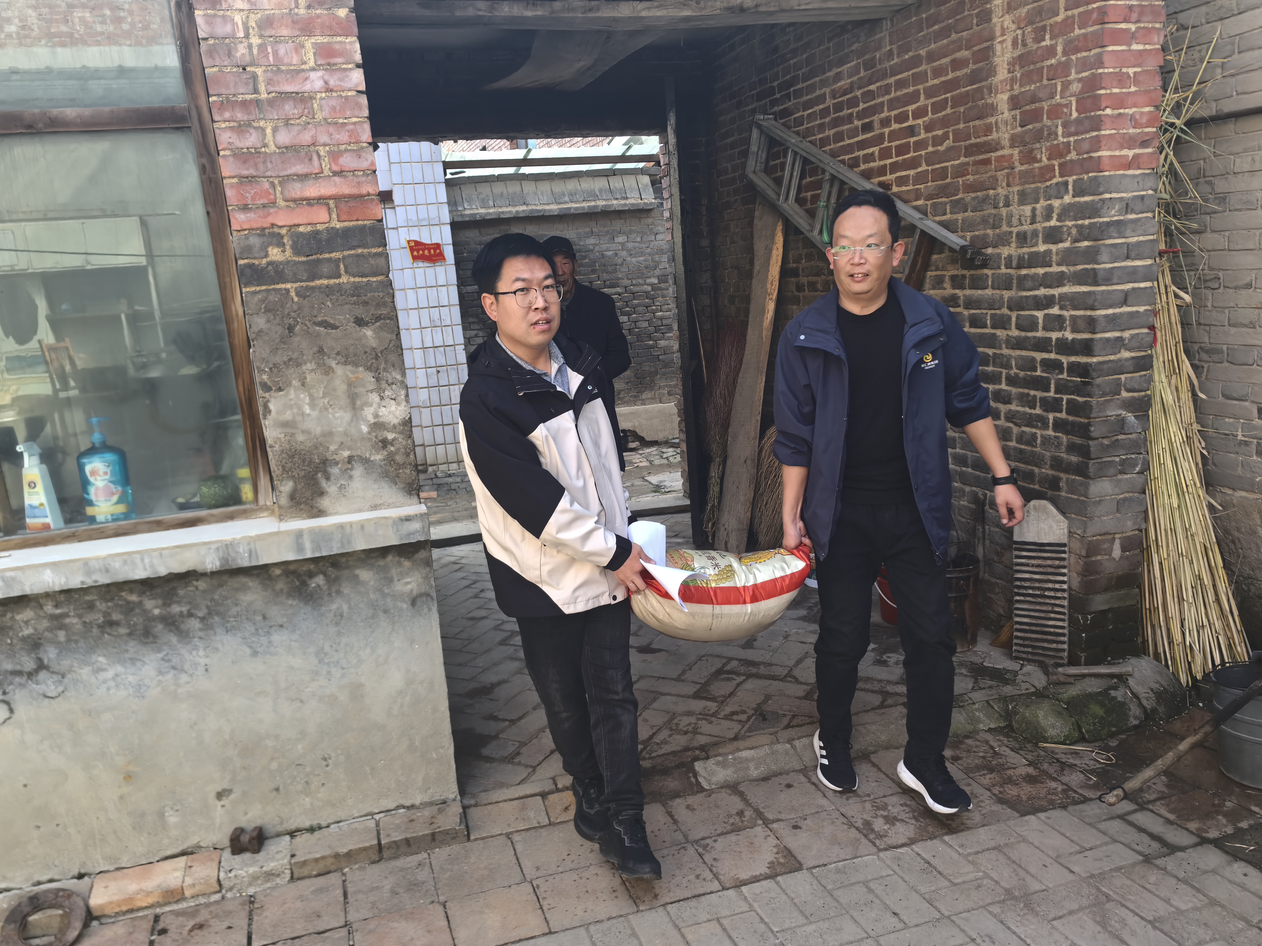 w88win中文手机版组织开展“重阳节”慰问老人活动