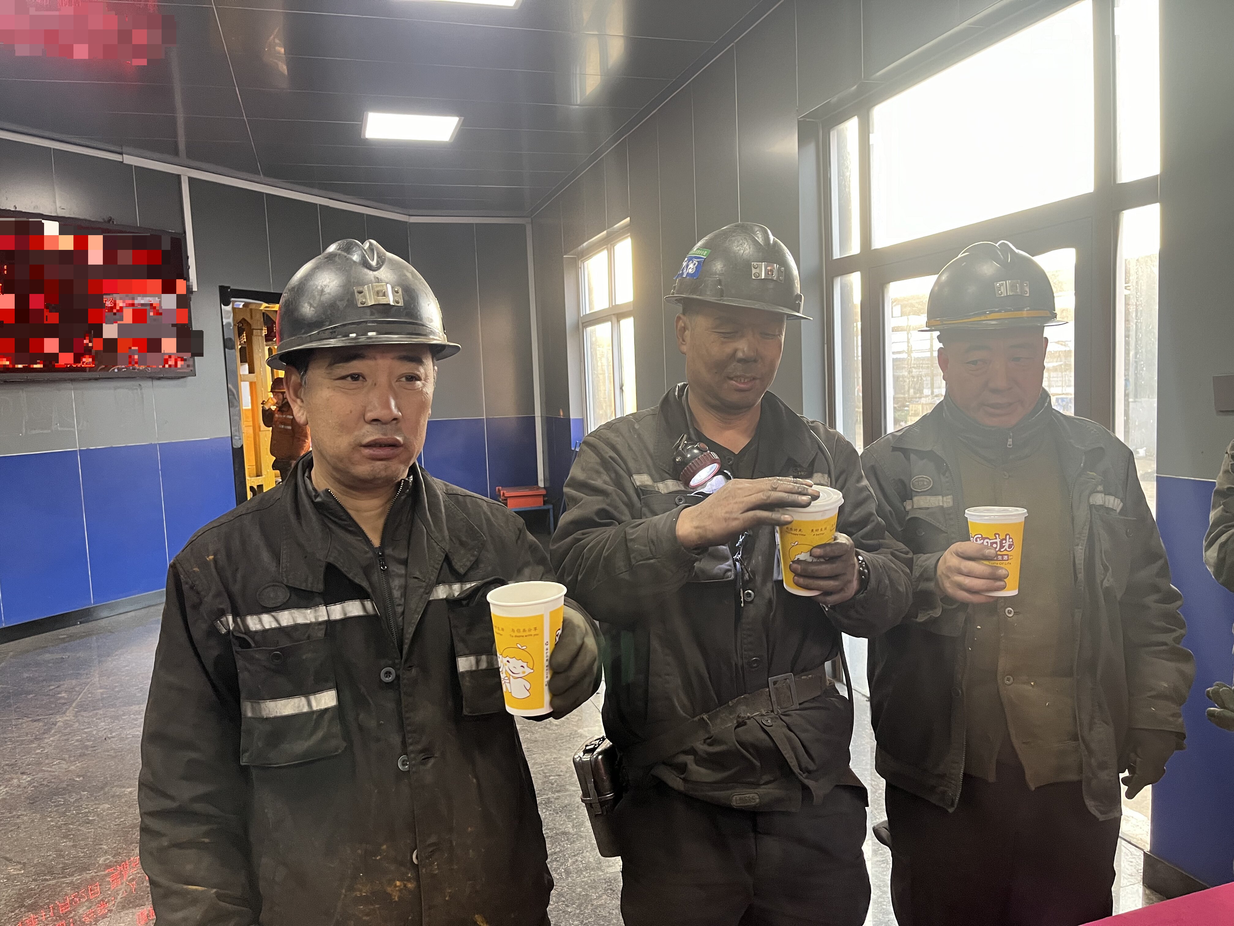 反坡煤业开展“有冬要来 有暖入怀”井口送温暖活动