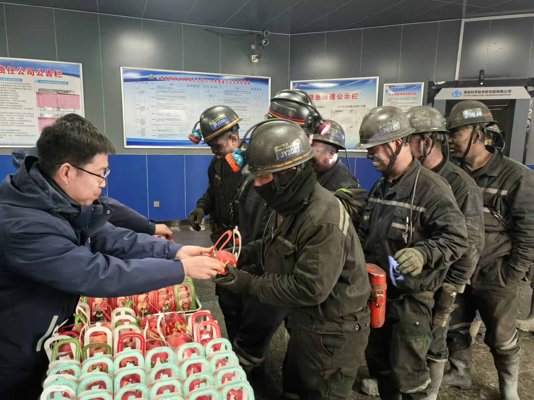 反坡煤业开展井口“送温暖·祝平安”活动