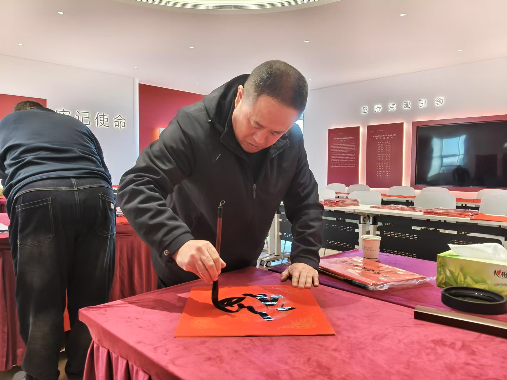 长子县应急管理局到反坡煤业开展入企送温暖为一线职工写春联活动