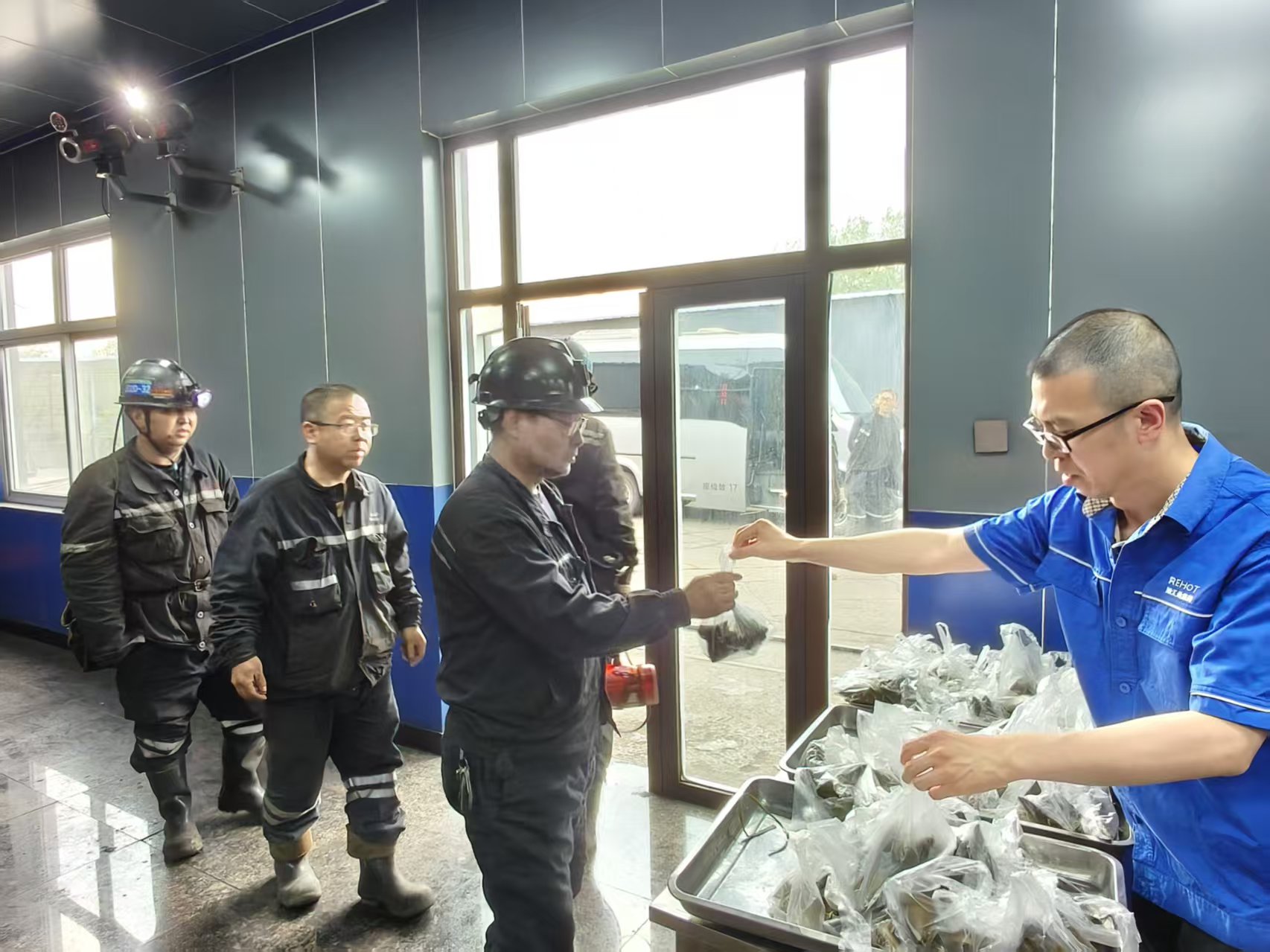 粽香传情系矿工  端午安康暖人心