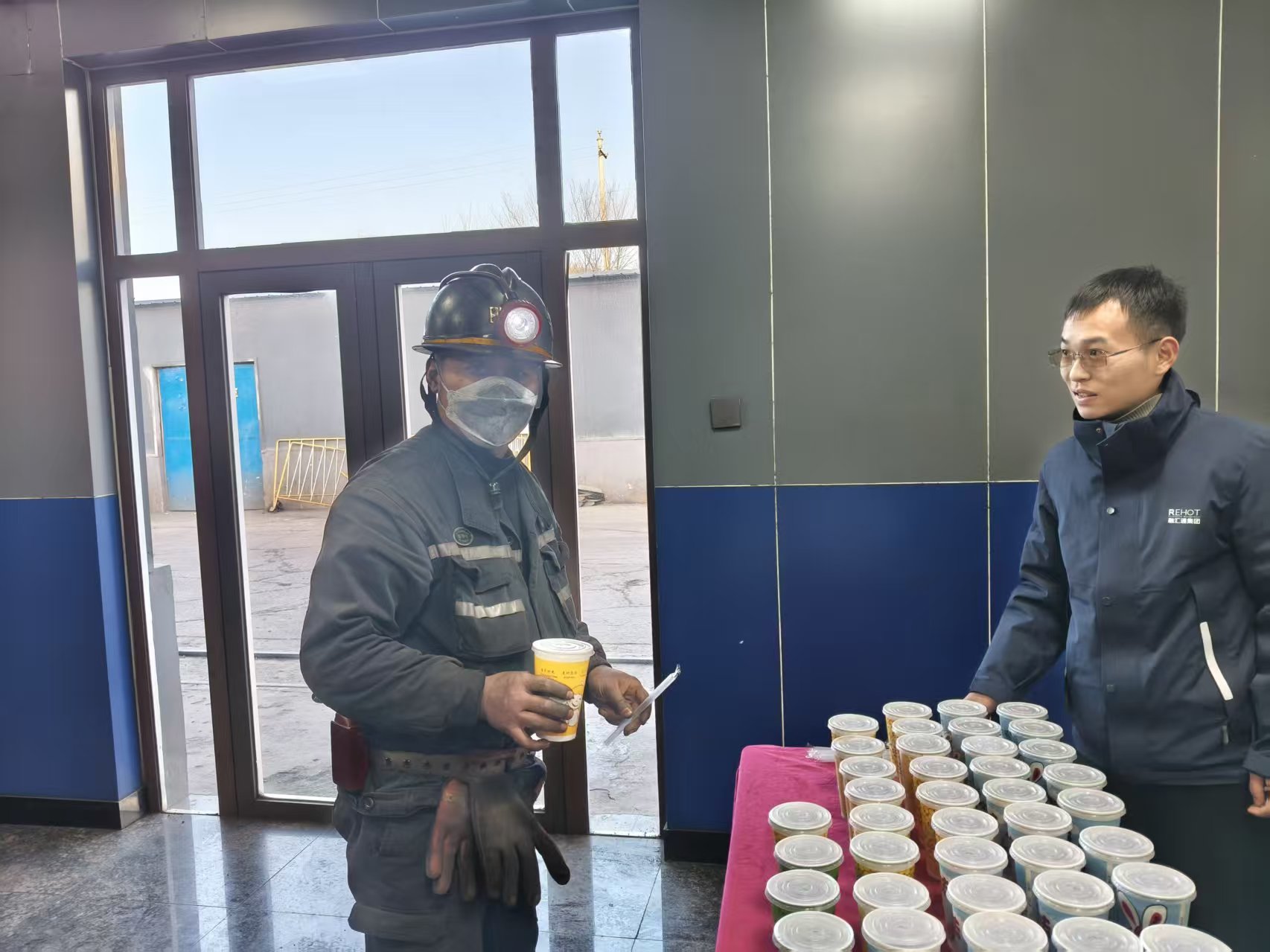 w88win中文手机版 开展“心怀感恩 温暖相伴”井口送温暖活动